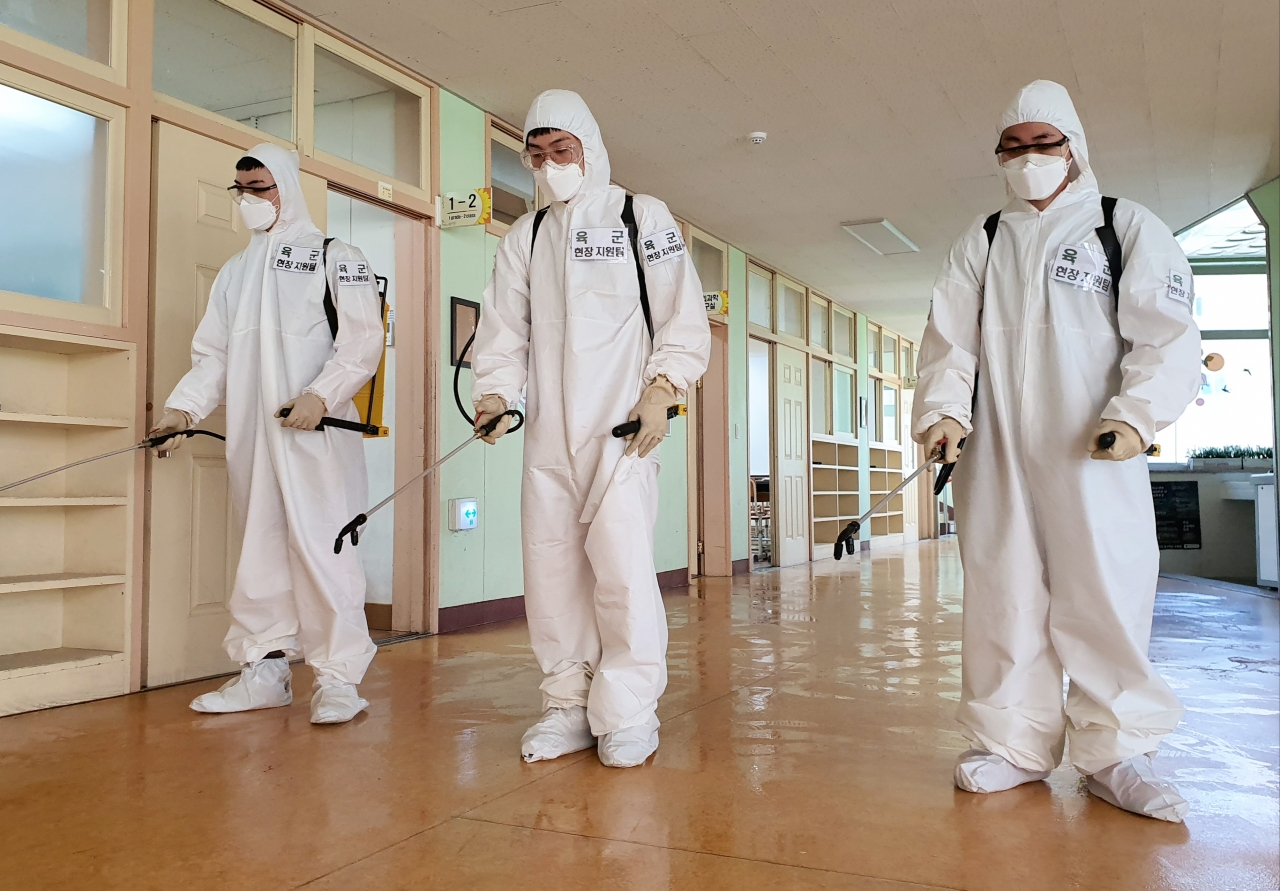 6일 오후 광주 북구 빛고을고등학교에서 육군 제31보병사단 장병들이 코로나19 예방 방역을 하고 있다. / 사진=육군 제31보병사단