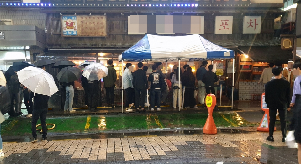 지난 9일 오후 10시께 사람들이 서울 강남역 인근 술집에 입장하기 위해 줄서 있다. / 사진=연합뉴스