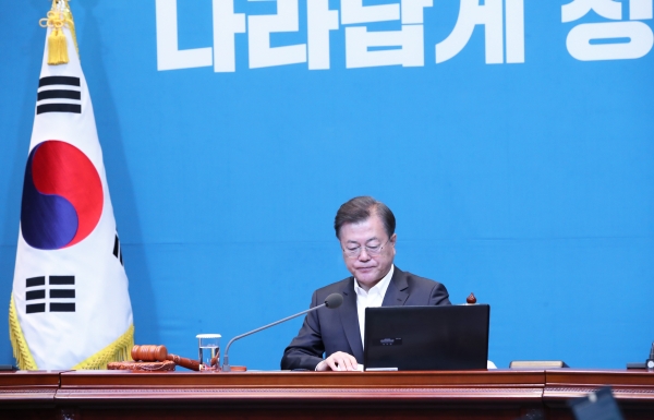 문재인 대통령이 12일 오전 청와대에서 열린 국무회의에 참석해 앉아있다. /사진=연합뉴스