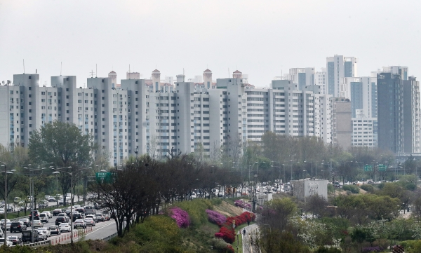 서울시 서초구 반포동 사평대로 일대에 아파트 단지들이 늘어서 있다. / 사진=연합뉴스