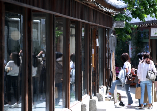 지난 14일 서울 종로구 익선동 거리에서 시민들이 마스크를 착용한 채 식당 출입을 기다리고 있다. / 사진=연합뉴스