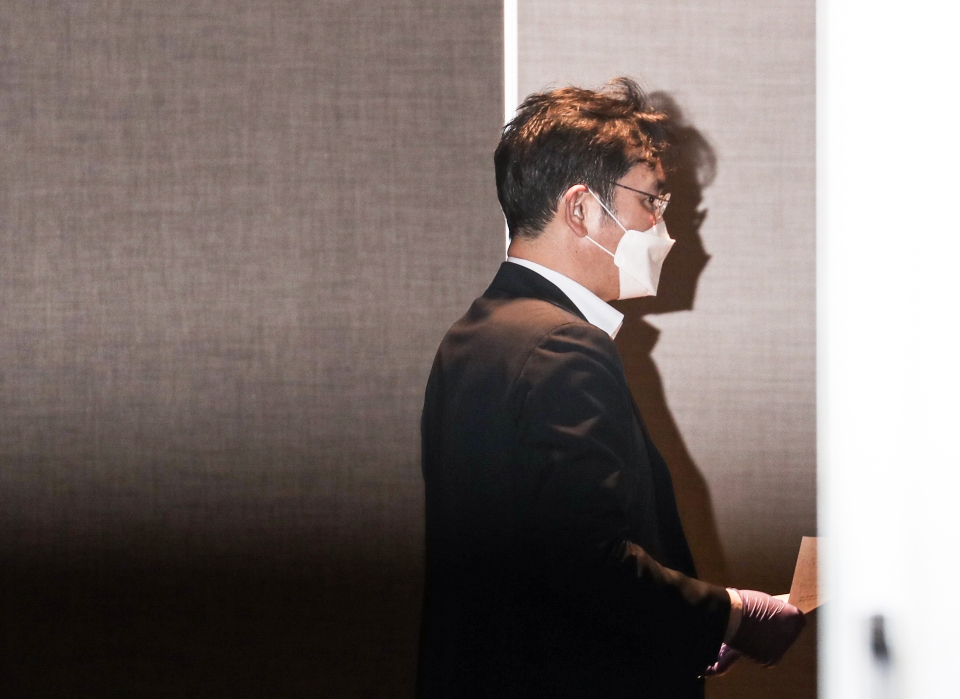 중국 시안 반도체 공장 방문을 마치고 김포공항을 통해 귀국한 이재용 삼성전자 부회장이 19일 오후 김포공항 인근 대기 장소에서 코로나19 검사를 받기 전 문진표를 작성해 제출하고 있다. / 사진=연합뉴스