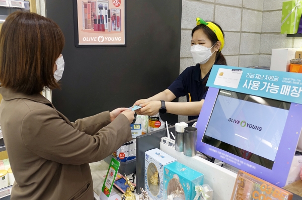 올리브영에서 신용카드로 상품을 구매하는 모습. / 사진=CJ올리브영