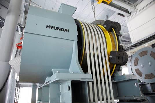 세계 최초 탄소섬유벨트가 적용된 분속 1260m 엘리베이터 권상기. 권상기는 승강기의 동력원으로 자동차의 엔진에 해당한다. /사진=현대엘리베이터