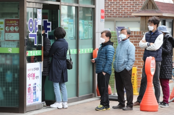 서울 시내 한 약국 앞에서 시민들이 공적 마스크를 사기 위해 줄을 서 있는 모습/사진=연합뉴스