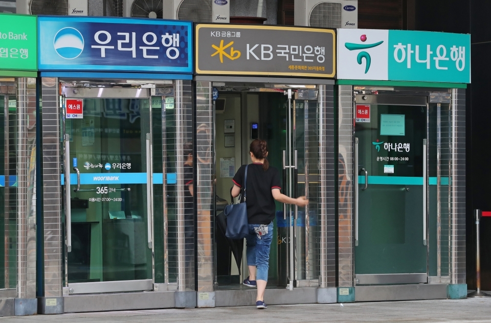 서울 종로구 세종문화회관 인근에 설치된 현금자동입출금기(ATM)에 한 시민이 들어가고 있다 . / 사진=연합뉴스
