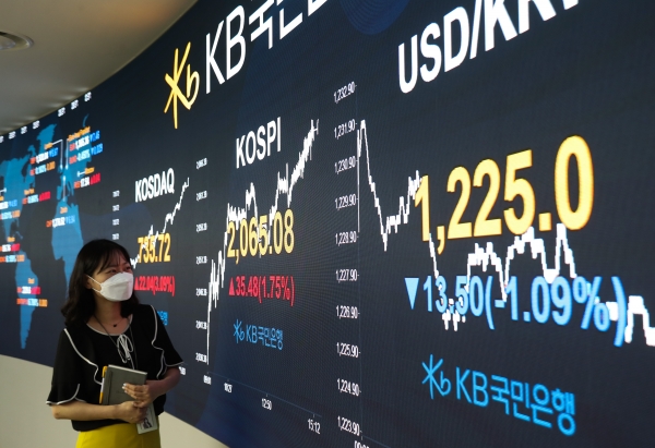 1일 코스피는 전 거래일보다 35.48포인트(1.75%) 상승한 2065.08로 장을 끝냈다. 이는 지난 3월 5일(2085.26) 이후 약 3개월 만에 가장 높은 위치다. / 사진=연합뉴스.