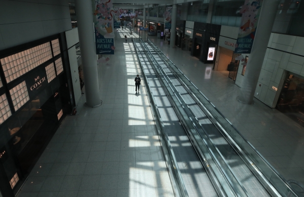 인천국제공항 면세점 구간이 코로나19로 썰렁하다. /사진=연합뉴스
