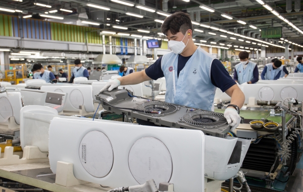 광주광역시 광산구 하남산단 6번로에 위치한 삼성전자 광주사업장에서 직원들이 ‘무풍에어컨’을 생산하고 있다. /사진=삼성전자