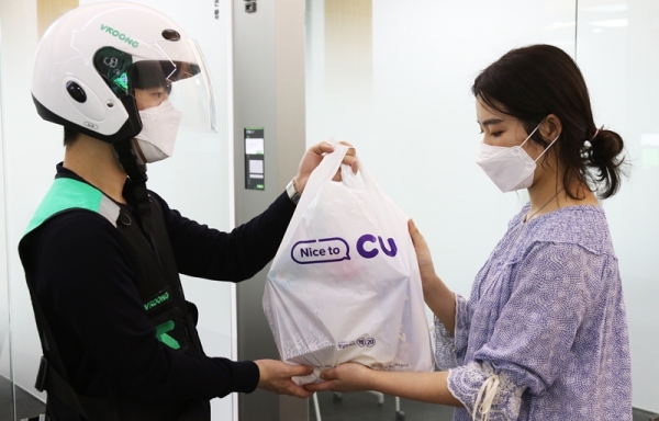 코로나19 이후 편의점 배달 수요가 증가했다. /사진=BGF리테일.