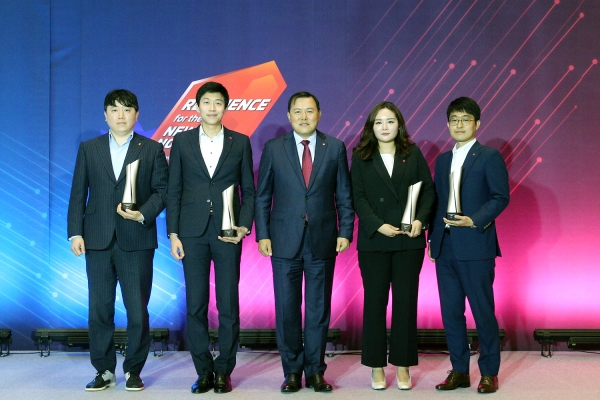 롯데는 3일, 서울 잠실 롯데월드타워에서 진행된 '2020 롯데 HR 포럼'에서 핵심가치 실천 우수 사례 직원을 선정해  시상하는 '밸류챔피언 어워드'를 진행했다. 사진은 수상자들이 수상 후 기념사진을 촬영하는 모습. 사진 좌측 부터 롯데자산개발 김재윤 수석, 롯데슈퍼 황보의 사원, 롯데지주 황각규 부회장, 롯데GRS 정원영 대리, 롯데엠시시 권영근 책임. /사진=롯데지주