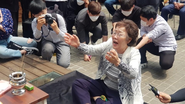6일 대구 희움 위안부피해자 역사관에서 열린 추모제에 참석한 이용수 할머니. /사진=연합뉴스