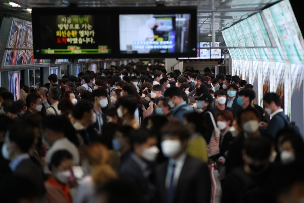 지난 12일 오전 서울 강남역에서 마스크를 쓴 시민들이 이동하고 있다. / 사진=연합뉴스