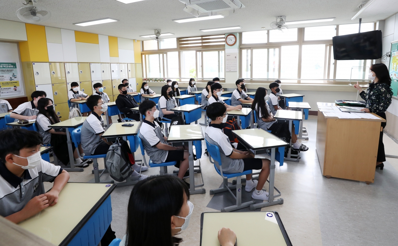 전국 초등학교 5∼6학년생과 중학교 1학년생 135만 여명이 4차 등교를 재개한 8일 강원 춘천중학교 1학년 교실에서 첫 교실 수업이 시작되고 있다. / 사진=연합뉴스