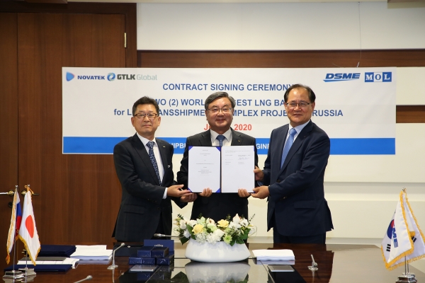 지난 5일 대우조선해양 서울사옥에서 LNG바지 건조계약식이 화상으로 진행됐다. 왼쪽부터 대우조선해양 박형근 전무·이성근 사장·권오익 전무. /사진=대우조선해양