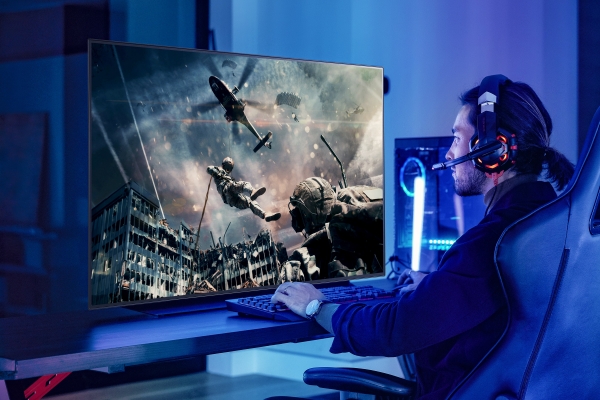 LG전자 모델이 48형 LG 올레드 TV(모델명: 48CX)를 이용해 게임을 즐기고 있다. /사진=LG전자