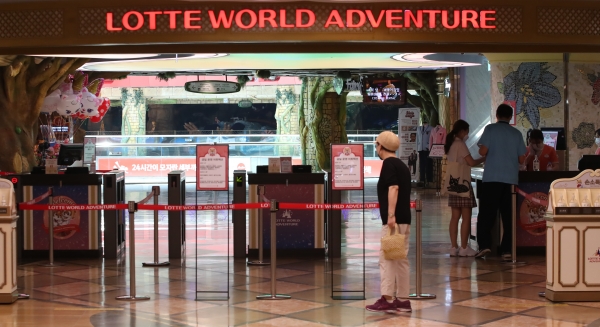 지난 9일 서울 송파구 롯데월드 입구 모습. / 사진=연합뉴스