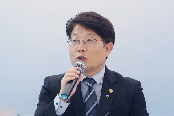 고기영 법무부 차관이 10일 오후 서울 서초구 서울고검에서 다중대표소송 도입, 감사위원 분리 선임 등을 골자로 하는 상법 개정안 관련 개요를 발표하고 있다. / 사진=연합뉴스