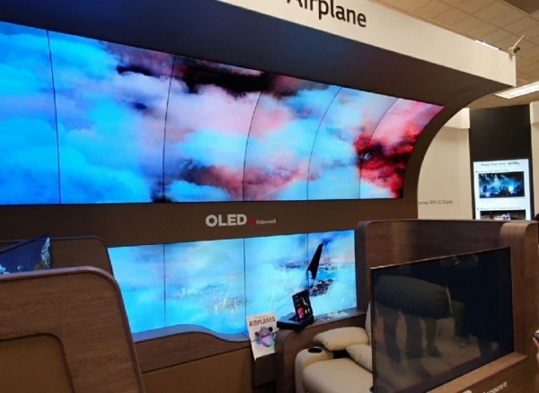 LG디스플레이가 CES2020 전시장에서 공개한 항공기 좌석용 디스플레이. /사진=윤시지 기자