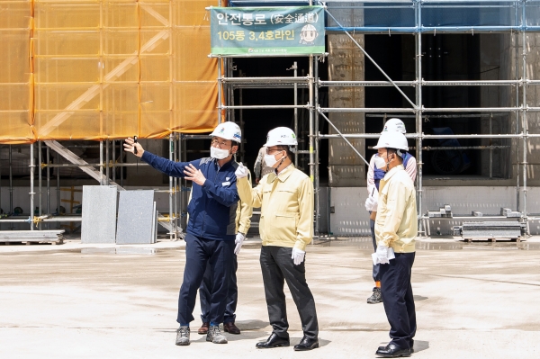 박선호 국토교통부 제1차관(왼쪽 두 번째)이 지난 4일 서울 서초구의 아파트 건설 현장을 방문해 방역 및 안전관리 현황을 점검하고 있다. / 사진=연합뉴스
