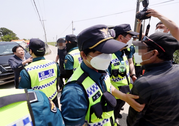 박상학 자유북한운동연합 대표가 지난 8일 오전 인천시 강화군 삼산면 석모리 한 해안가 진입로에서 통행을 막아선 주민들에 반발하고 있다. /사진=연합뉴스