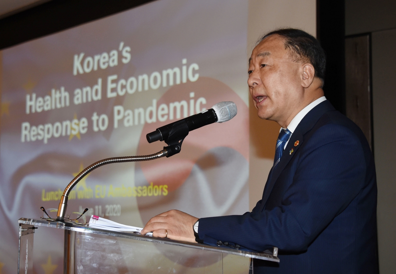 홍남기 경제부총리 겸 기획재정부 장관이 11일 서울 광화문 포시즌스 호텔에서 열린 '주한 EU대사단 오찬간담회'에 참석해 'K-방역 성공 요인과 코로나19 대응 경제정책'을 주제로 강연을 하고 있다. / 사진=기획재정부