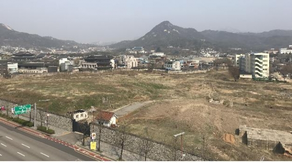 서울시가 종로구 송현동에 공터로 있는 대한항공 부지를 도시계획시설상 '문화공원'으로 바꾸는 방안을 추진 중이라고 28일 밝혔다. / 사진=연합뉴스