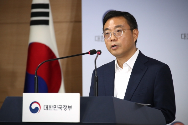 12일 이태희 과학기술정보통신부 정책실장이 SK텔레콤이 '2G 서비스'를 폐지하기 위해 과기정통부에 신청한 기간통신사업 일부 폐지신청 건에 대해 이용자 보호조건을 부과하여 승인한다고 발표하고 있다. / 사진 = 연합뉴스