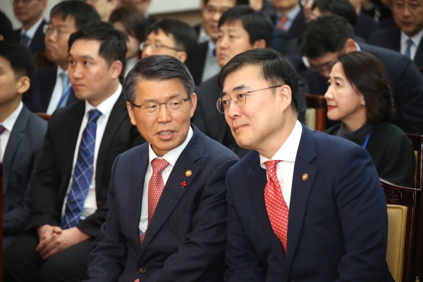 은성수 금융위원장(좌)과 손병두 부위원장(우) . / 사진=연합뉴스