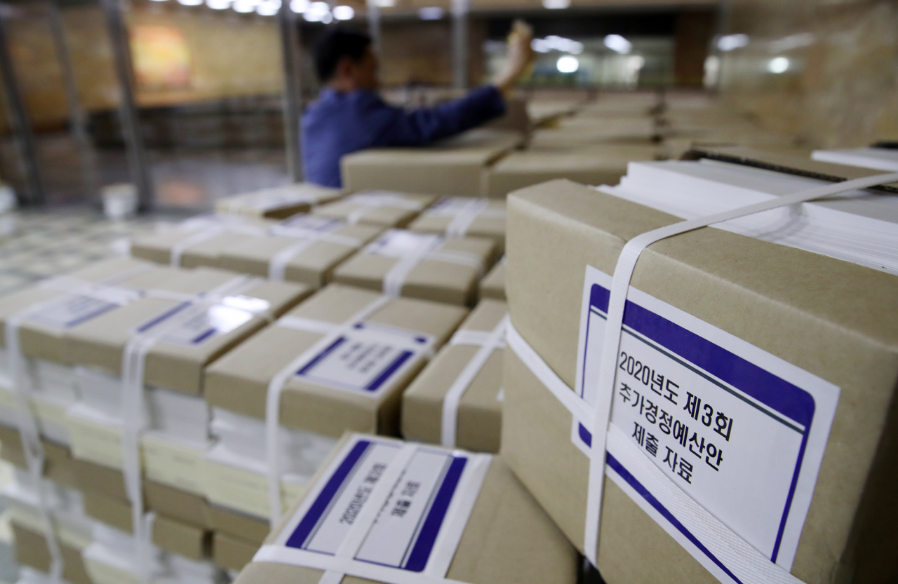 지난 4일 서울 여의도 국회 의안과 앞에 2020년도 3차 추가경정예산안 제출자료가 쌓여 있다. / 사진=연합뉴스