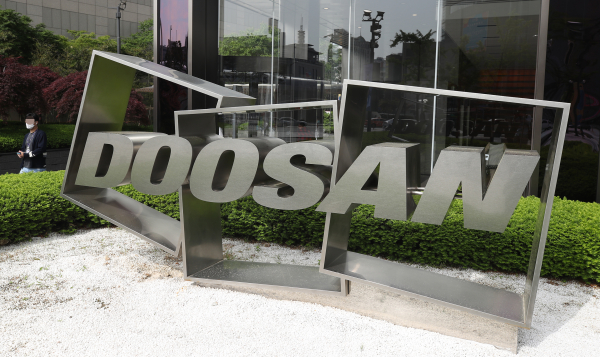 15일 나이스신용평가는 두산그룹 주요 계열사에 대한 정기평가를 통해 ㈜두산의 장·단기신용등급을 ‘BBB+’와 ‘A3+’에서 ‘BBB’와 ‘A3’로 각각 하향 조정했다고 밝혔다. / 사진=연합뉴스.