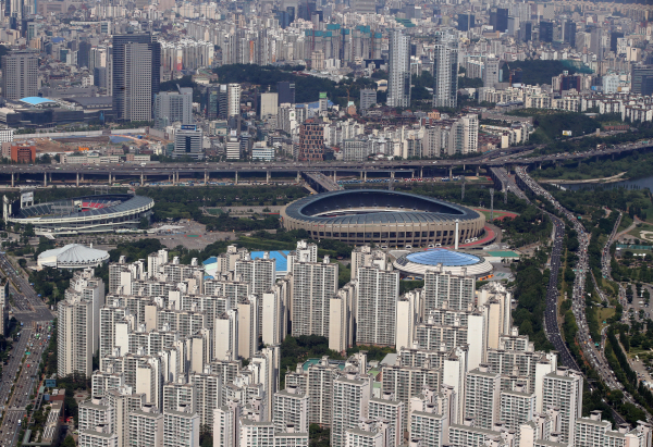 정부가 15일 종합부동산세 법안을 오는 9월 초 재발의할 것으로 알려지면서 종합부동산세 논의가 재점화되고 있다. /사진=연합뉴스
