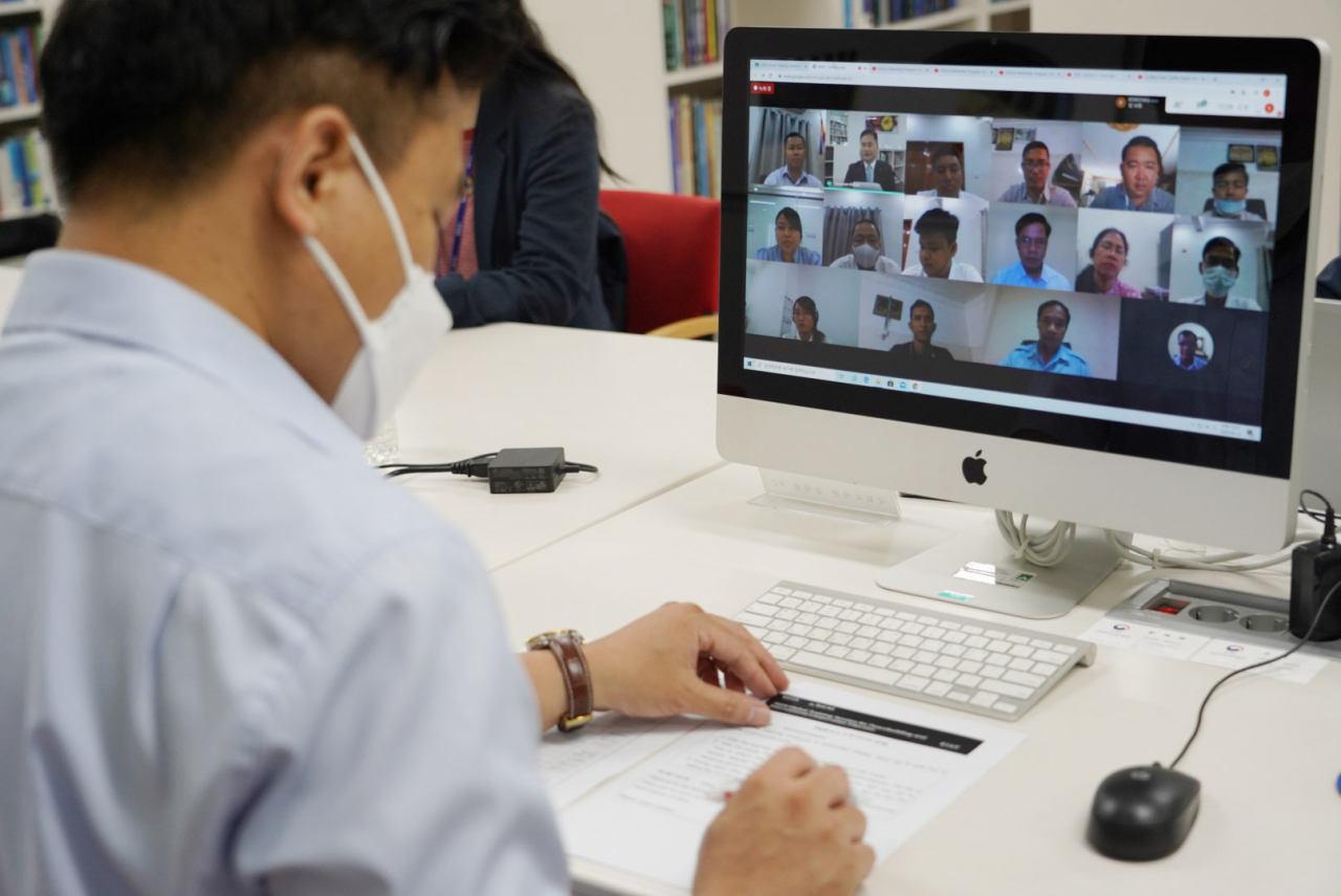 캄보디아 공무원, 민간단체 전문가가 글로벌 온라인 시범 연수사업 세미나에 참여하는 모습 / 사진=코이카