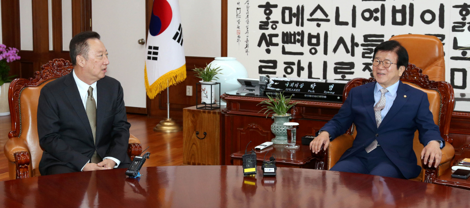 16일 서울 여의도 국회의사당 국회의장실에서 박병석 국회의장(오른쪽)과 박용만 대한상의 회장이 환담을 하고 있다. / 사진=대한상공회의소