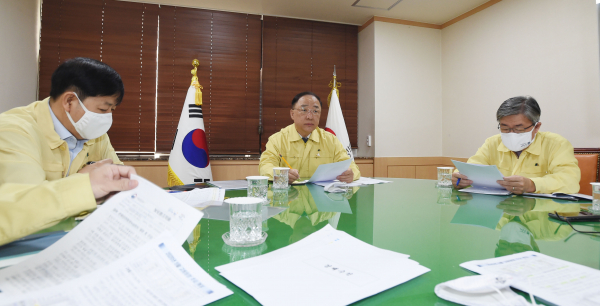 홍남기 경제부총리 겸 기획재정부 장관이 10일 정부서울청사에서 2020년 5월 고용동향을 주요 내용으로 관계장관회의(녹실회의)를 주재하고 있다. / 사진=연합뉴스