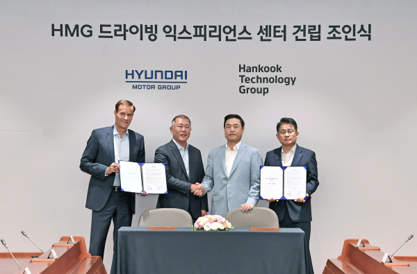 현대차와 한국테크놀로지그룹이  드라이빙 익스피리언스 센터 건립을 위한 협약을 체결한 후 기념촬영하고 있다. (사진 왼쪽부터  토마스 쉬미에라 현대·기아차 상품본부장, 정의선 현대차그룹 수석부회장, 조현식 한국테크놀로지그룹 부회장, 이수일 한국타이어앤테크놀로지 사장) / 사진=현대차