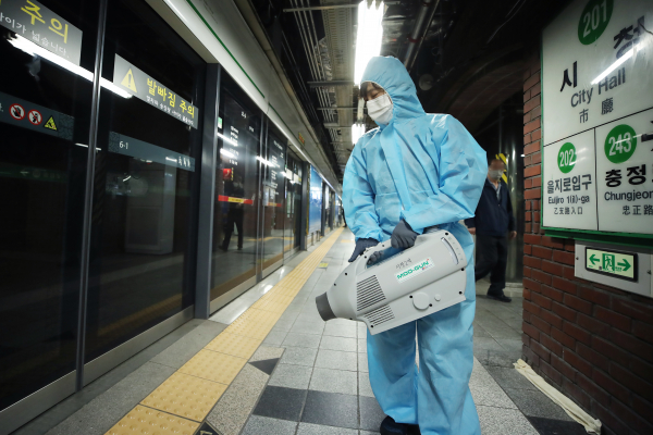 17일 오후 신종 코로나바이러스 감염증(코로나19) 확진자가 발생한 서울 지하철 2호선 시청역 승강장에서 관계자가 방역하고 있다. /사진=연합뉴스