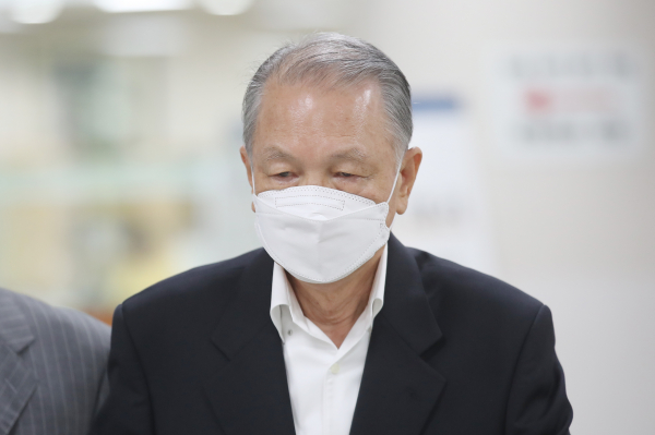 박근혜 정부의 보수단체 불법 지원(화이트리스트) 의혹으로 기소된 김기춘 전 청와대 비서실장이 17일 오전 서울 서초구 서울고법에서 열린 파기환송심 결심에 출석하고 있다. / 사진=연합뉴스