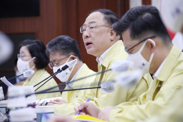 홍남기 경제부총리 겸 기획재정부 장관은 11일 정부서울청사에서 열린 제6차 비상경제 중앙대책본부 회의를 주재하고, 일반지주회사의 CVC 제한적 보유 방안을 7월 중으로 마련하겠다고 밝혔다. /사진=연합뉴스
