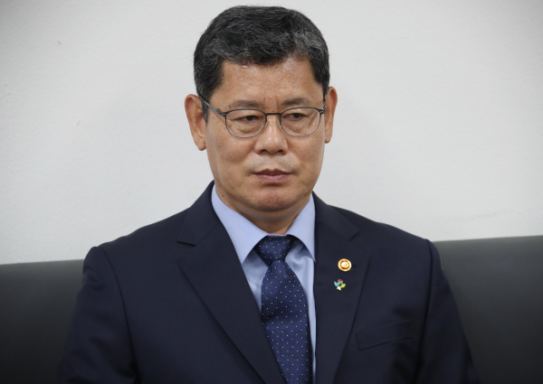 김연철 통일부 장관이 17일 오후 정부서울청사 기자실을 찾아 최근 남북관계 악화에 대한 책임을 지겠다며 사의를 표명하고 있다. / 사진=연합뉴스