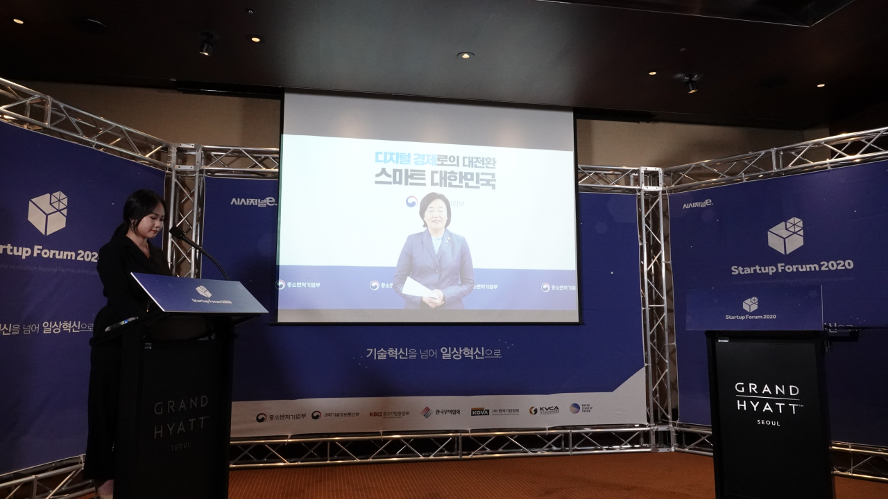 박영선 중소벤처기업부 장관이 18일 열린 서울 용산구 그랜드하얏트호텔에서 ‘스타트업포럼2020’에서 영상으로 축사를 전하고 있다. / 사진=강수지PD