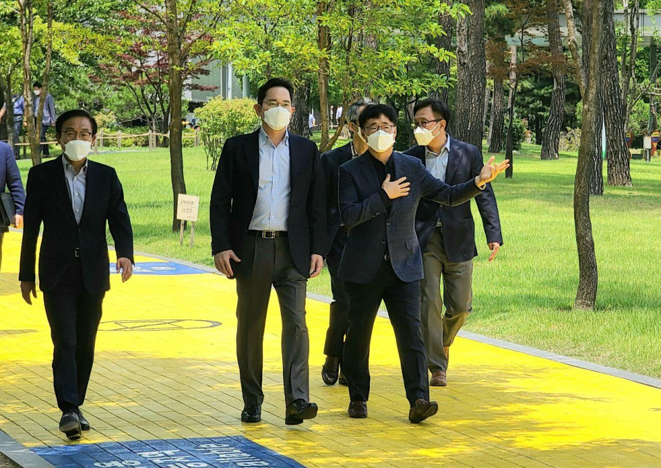 경기도 화성에 위치한 반도체 연구소를 찾은 이재용 삼성전자 부회장. / 사진=삼성전자