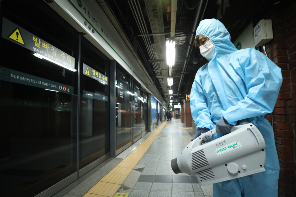 17일 오후 신종 코로나바이러스 감염증(코로나19) 확진자가 발생한 서울 지하철 2호선 시청역 승강장에서 관계자가 방역을 하고 있다. / 사진=연합뉴스