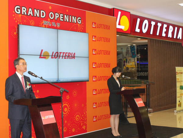 지난 2011년 10월 19일 당시 조영진 롯데리아 대표(왼쪽)가 인도네시아 자카르타 롯데마트 클라파가딩점에서 열린 1호점 개점식에서 인사말을 하고 있다. / 사진=연합뉴스