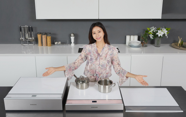 삼성전자 모델이 수원 삼성전자 디지털시티 프리미엄하우스에서 삼성 전기레인지 ‘올 인덕션’ 신제품을 소개하고 있다. /사진=삼성전자