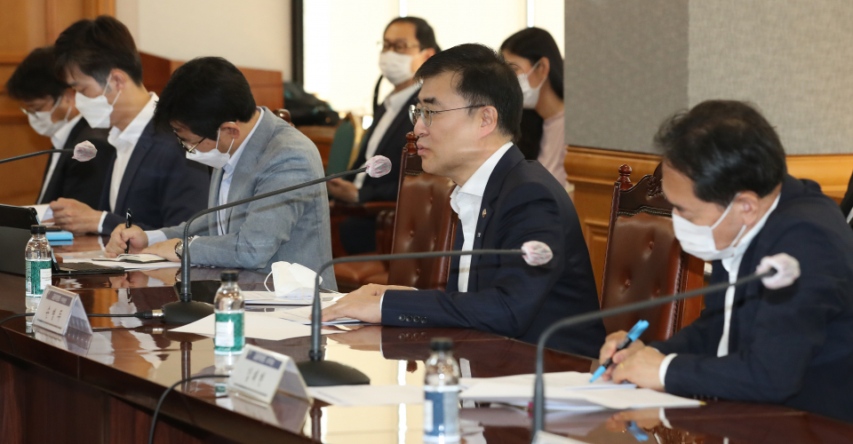 손병두 금융위원회 부위원장(오른쪽 두번째). / 사진=연합뉴스