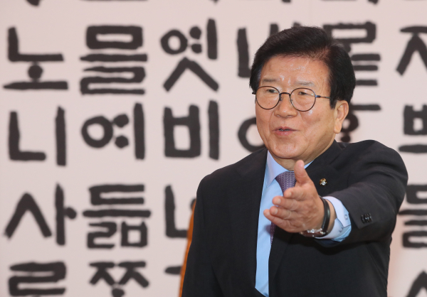 박병석 국회의장은 23일 김태년 더불어민주당 원내대표를 만나 여야의 진성성 있는 협상을 촉구했다. /사진=연합뉴스