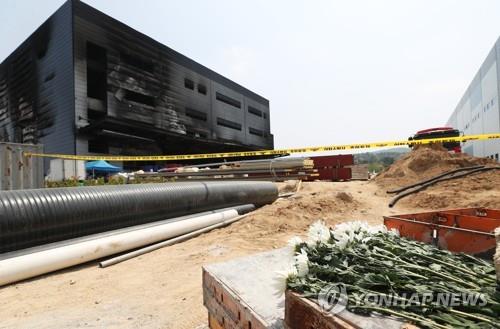 이천 물류센터 화재 현장에 놓인 국화꽃. / 사진=연합뉴스