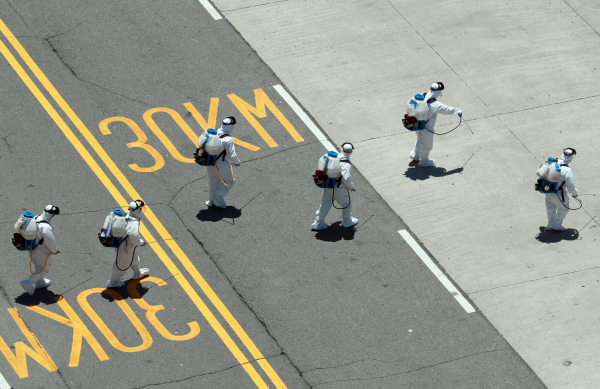 지난 23일 부산 감천항에서 방역 요원들이 코로나 확진자16명이 나온 러시아 국적 냉동 화물선 A호(3천401t) 주변 부두를 소독하고 있다. /사진=연합뉴스
