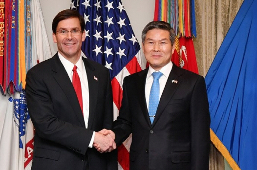 악수하는 정경두(오른쪽) 국방부 장관과 마크 에스퍼 미국 국방부 장관./사진=연합뉴스